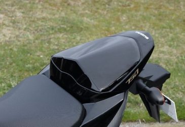 Kuts solo, blanksvart GSR750