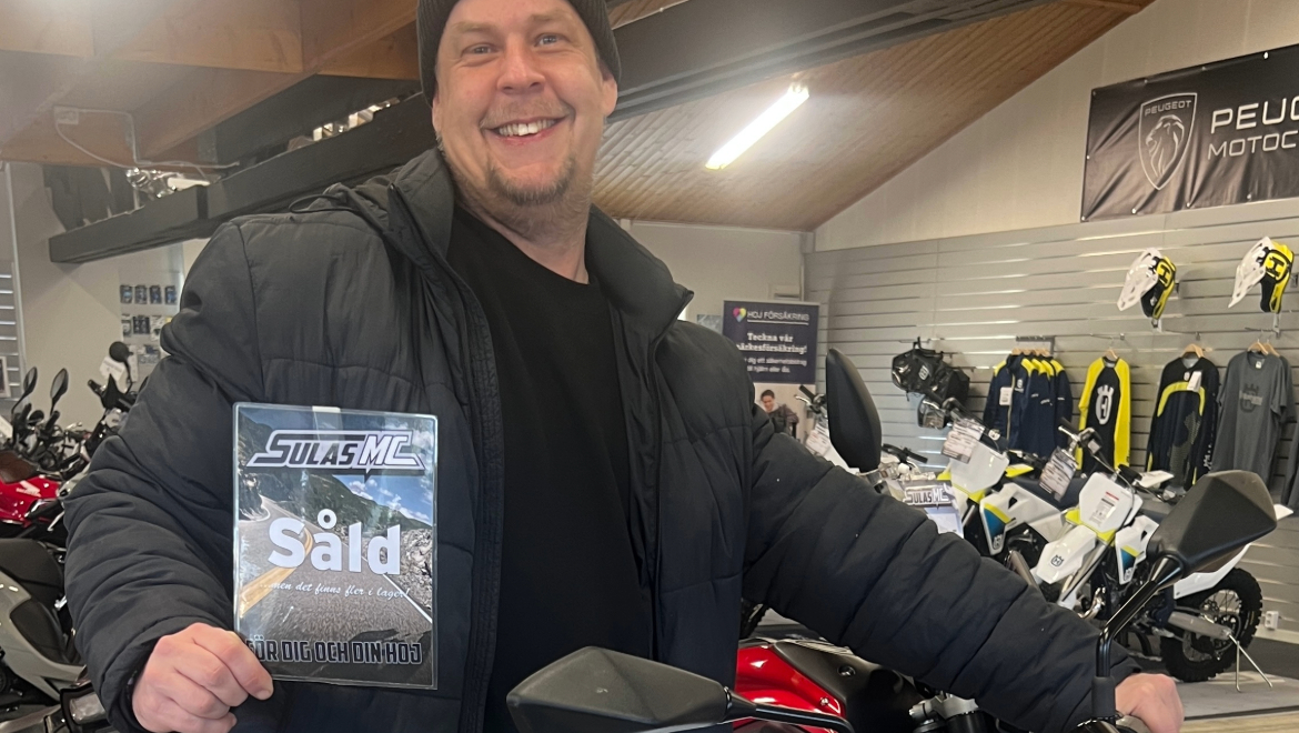 Ta MC-körkort steg för steg. En bild på Peter som precis köpt en MC